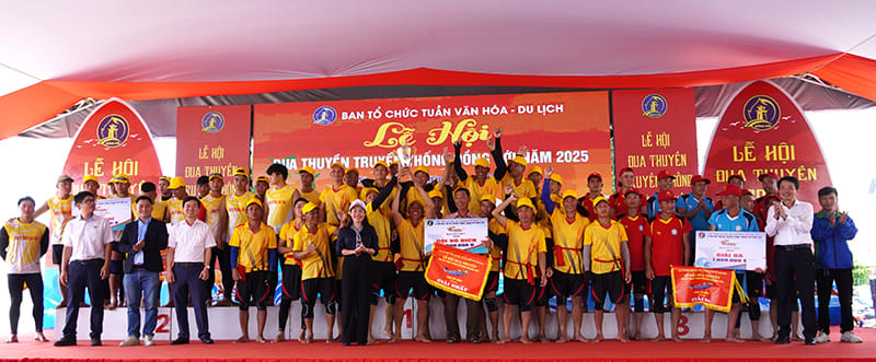 Lãnh đạo TP. Đồng Hới trao giải nhất, nhì, ba cho đội đoạt giải.