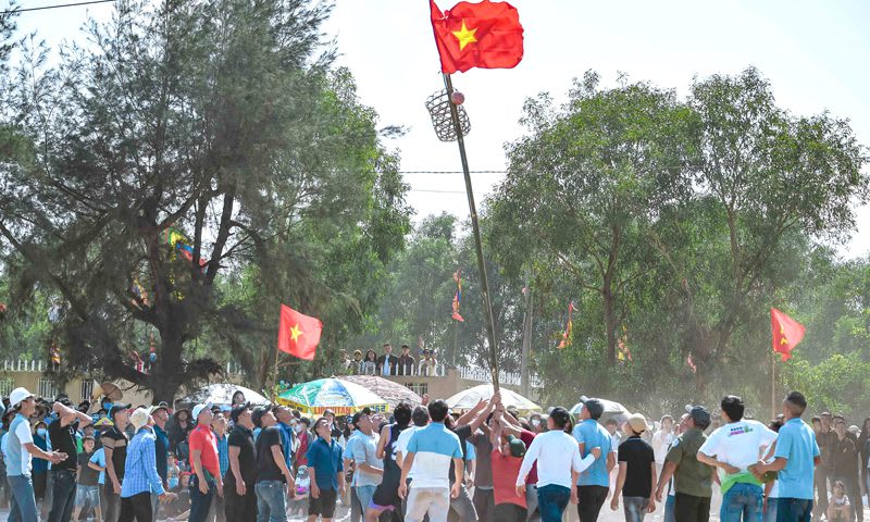 H&agrave;ng trăm người tham gia hội cướp c&ugrave; cầu mong năm mới gặp nhiều may mắn.