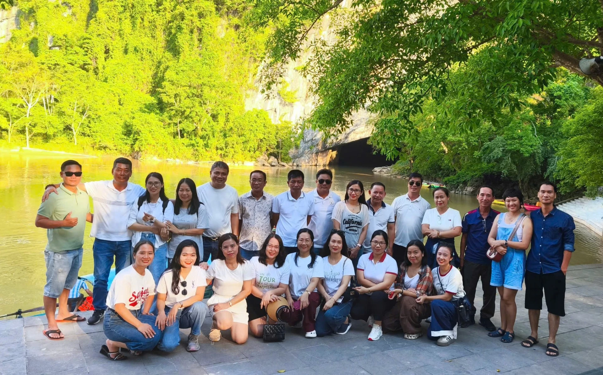 Du khách khám phá và trải nghiệm tuyến tham quan độc đáo tại động Phong Nha - Ảnh: Hiền Chi