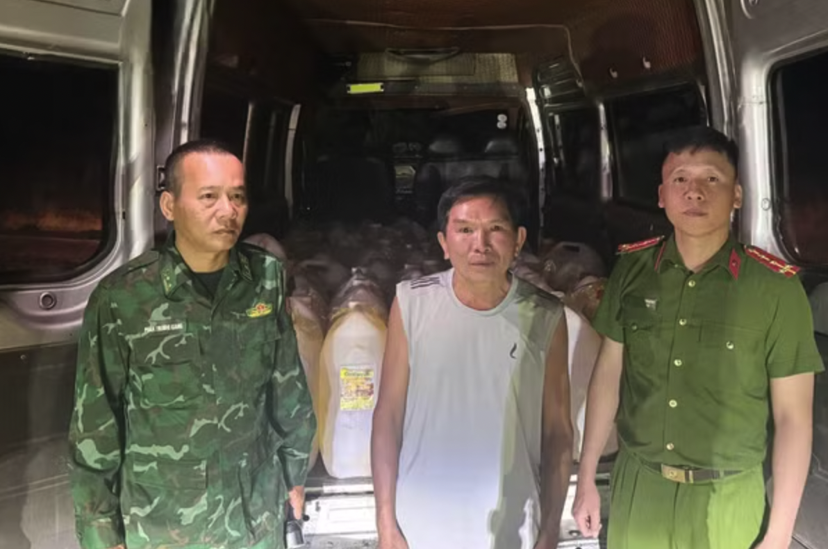 Lực lượng chức năng phát hiện, bắt giữ tài xế Nguyễn Thanh Lương có hành vi vận chuyển trái phép khoảng 1.500 lít xăng qua biên giới.