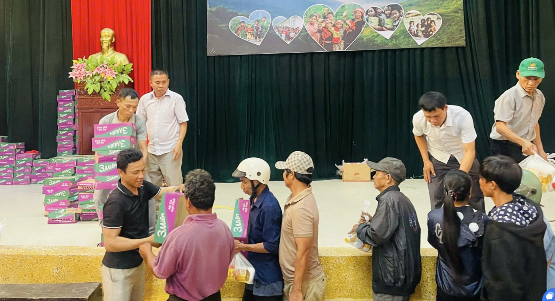 Những suất quà tặng được trao tận tay bà con một cách chu đáo.-Ảnh: K.S