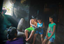 Trong căn bếp của bà.