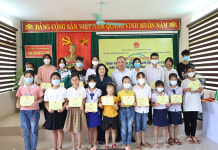 Đồng chí Thứ trưởng Bộ LĐ-TB & XH trao học bổng cho trẻ em có hoàn cảnh đặc biệt khó khăn trên địa bàn tỉnh.