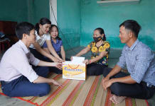 Đại diện lãnh đạo Báo Quảng Bình, Phòng LĐ-TB-XH huyện Bố Trạch và chính quyền xã Đồng Trạch trao tiền hỗ trợ cho bà Trần Thị Xê.