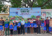 Đại diện Ban tổ chức trao bò giống cho người dân có hoàn cảnh khó khăn xã Xuân Trạch (Bố Trạch).