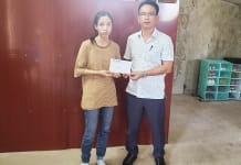 Phóng viên Báo Quảng Bình trao tiền hỗ trợ của bạn đọc cho gia đình chị Nguyễn Thị Hướng, xã Liên Trạch (Bố Trạch).