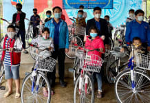 Những chiếc xe đạp giúp các em rút ngắn khoảng cách đến trường.