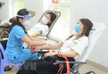 Đoàn viên tham gia hiến máu. (Ảnh: Văn Dũng/TTXVN)