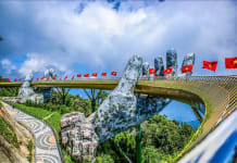 Cầu Vàng (Đà Nẵng) với dãy cờ Tổ quốc tung bay. Ảnh: Trần Lê Lâm/TTXVN