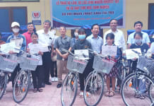 Toàn cảnh đại diện Hội IMAYA (Nhật Bản) trao quà cho người khuyết tật và học sinh nghèo Quảng Bình