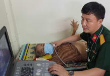 Bác sỹ Nguyễn Xuân Thành khám bệnh cho người dân xã miền núi Trường Sơn