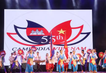 Tiết mục múa đương đại Tình hữu nghị Việt Nam-Campuchia. (Ảnh: Thu Hương/TTXVN)