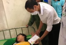 Một số đoàn thể xã hội đến thăm, động viên Lợi lúc đang cấp cứu ở bệnh viện.