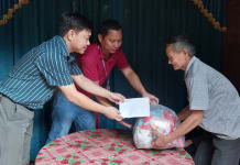 Đoàn trao quà cho hộ neo đơn ở xã Hóa Hợp (Minh Hóa).