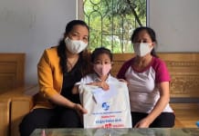 Hội LHPN huyện Quảng Ninh trao tiền hỗ trợ cho các em học sinh có hoàn cảnh khó khăn trên địa bàn.