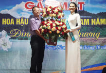 Đại diện lãnh đạo UBND huyện Bố Trạch tặng hoa chúc mừng Tân Hoa hậu Đinh Như Phương.