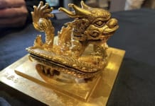 Ấn vàng được đấu giá. (Nguồn: VTV)