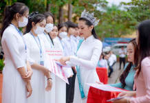 Hoa hậu Đinh Như Phương trao học bổng cho các em học sinh có hoàn cảnh khó khăn tại Trường THPT Nguyễn Trãi (Bố Trạch).
