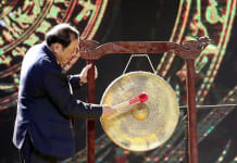 Bộ trưởng Văn hóa, Thể thao và Du lịch thực hiện nghi thức đánh cồng khai mạc Liên hoan phim. (Ảnh: KHIẾU MINH)