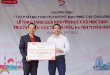 Đại diện Dai-ichi Life Việt Nam trao tượng trưng quà khuyến học cho các em học sinh Trường tiểu học Thuận Hóa, xã Thuận Hóa (Tuyên Hóa).