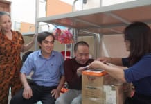 Đại diện Trường đại học Quảng Bình trao quà của nhà hảo tâm cho sinh viên Nguyễn Văn Thắm