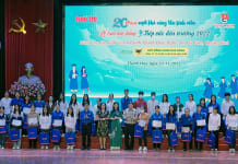 Ban tổ chức trao học bổng cho các tân sinh viên Quảng Bình, Hà Tĩnh, Nghệ An và Thanh Hóa tại chương trình bổng “Tiếp sức đến trường”.