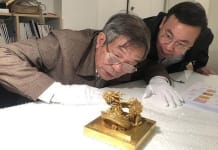 TS Phạm Quốc Quân, TS Nguyễn Văn Đoàn, Giám đốc Bảo tàng lịch sử quốc gia nghiên cứu, đánh giá hiện trạng và tính xác thực của ấn vàng “Hoàng đế chi bảo” lưu giữ tại Văn phòng Hãng đấu giá Millon. (Ảnh: Bộ Văn hóa, Thể thao và Du lịch)