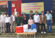 Ban Chỉ huy quân sự huyện Lệ Thuỷ trao tiền nhận nuôi và hỗ trợ cho học sinh trong dự án “Cán bộ, chiến sĩ quân đội nâng bước em tới trường”