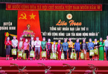 Lãnh đạo huyện Quảng Ninh tặng quà cho các gia đình có hoàn cảnh khó khăn.