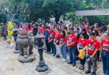 Du khách đến dâng hương tại Đền tưởng niệm các anh hùng liệt sỹ đường 20 Quyết Thắng (xã Tân Trạch, huyện Bố Trạch)