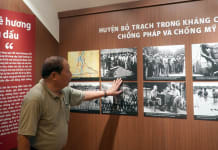 Ông Nguyễn Hữu Phi giới thiệu về những bức ảnh thuộc chủ đề “Quê hương yêu dấu”.