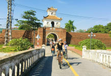 Du khách dạo quanh thành cổ Đồng Hới.