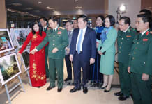 Đại tướng Phan Văn Giang, đồng chí Nguyễn Trọng Nghĩa và các đại biểu tham quan triển lãm ảnh. Ảnh: Phương Hoa/TTXVN