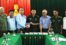  Ban Chấp hành Chi hội VHNT Quảng Trạch-Ba Đồn tặng sách và giao lưu với cán bộ, chiến sĩ Đồn Biên phòng cửa khẩu quốc tế Cha Lo. Ảnh: Nguyễn Tiến Nên.