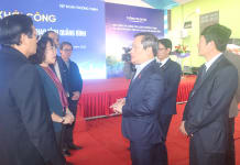 Đồng chí Bí thư Tỉnh ủy Vũ Đại Thắng trò chuyện với lãnh đạo Sở Văn hóa -Thể thao và các đơn vị tư vấn, thiết kế, thi công công trình.