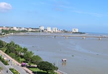 Cầu Nhật Lệ 1 là 1 trong 2 địa điểm được chọn để tổ chức bắn pháo hoa đêm giao thừa mừng Tết Nguyên đán Quý Mão năm 2023.