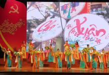 Việc tổ chức các chương trình biểu diễn văn nghệ tạo sân chơi hấp dẫn cho người dân trong các dịp lễ, tết.