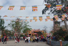 Hàng ngàn người dân đến Chùa Hoàng Phúc trong ngày mồng 1  Tết