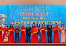 Đồng chí Trưởng ban Tuyên giáo Tỉnh ủy Cao Văn Định cắt băng khai mạc Triển lãm ảnh, sách “Trung tướng Đồng Sỹ Nguyên - Cuộc đời và sự nghiệp”.