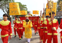 Nghi thức rước nước tại lễ hội Đền Xã Tắc năm 2023. (Ảnh minh họa: Thanh Vân/TTXVN)