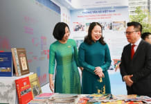 Phó Chủ tịch nước Võ Thị Ánh Xuân thăm gian trưng bày các ấn phẩm báo chí của Thông tấn xã Việt Nam tại Hội báo toàn quốc năm 2022. (Nguồn: TTXVN)