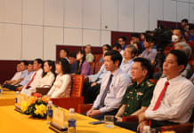 Đồng chí Phó Chủ tịch UBND tỉnh Hồ An Phong và các đại biểu tham dự chương trình. 