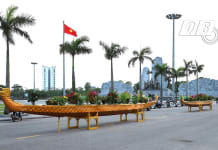 Các thuyền rồng tại khu vực quảng trường được bài trí nhiều loại hoa, tạo cảnh sắc tươi đẹp, hài hòa.
