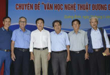 NSND, nhà điêu khắc Vương Duy Biên chụp ảnh lưu niệm với văn nghệ sĩ Quảng Bình.