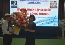 Ảnh: Phân hội Âm nhạc (Hội Văn học -Nghệ thuật) tặng hoa chúc mừng nhạc sĩ Hoàng Sông Hương