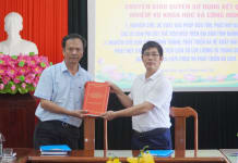 Đại diện lãnh đạo Sở KH-CN chuyển giao quyền sử dụng kết quả nghiên cứu khoa học cho đại diện lãnh đạo Sở VH-TT.