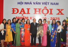 Các nhà văn nữ với nhà thơ Hữu Thỉnh tại Đại hội Nhà văn Việt Nam lần thứ X.