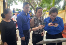 Đoàn viên, thanh niên hướng dẫn cách thức quét mã QR tại di tích  