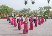 Sân trường là bối cảnh chính để các đơn vị trường học thực hiện video clip thể dục giữa giờ.