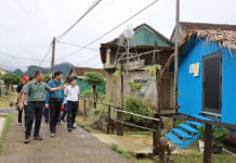 Đồng chí Phó Chủ tịch UBND tỉnh Hồ An Phong kiểm tra một số mô hình homestay thích ứng thời tiết tại xã Tân Hóa. 